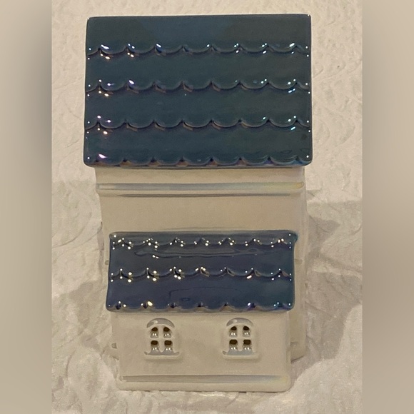 Holiday Time LED Lighted 2-story Blue & White House Christmas Tabletop Decor NEW - Picture 7 of 10